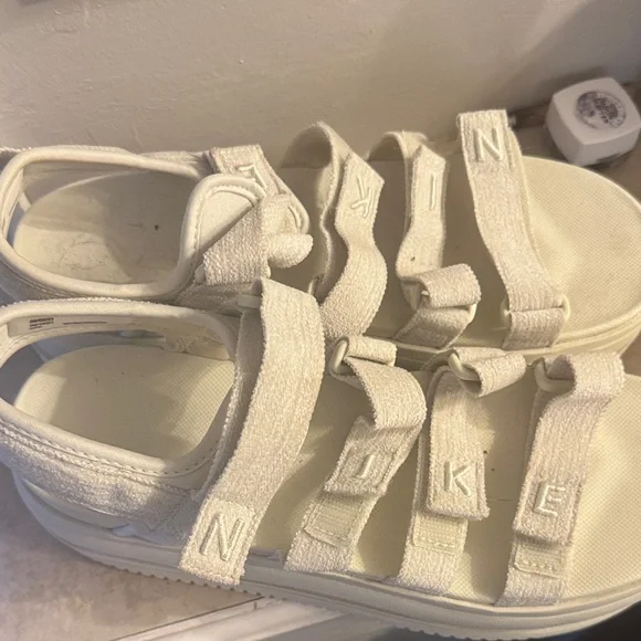 Nikes Icon Classic Women’s Platform Sandals - Picture 4 of 6